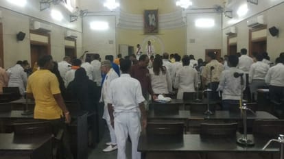 Varanasi: 550 करोड़ का प्रस्ताव सदन में पास, मेयर के गाउन नहीं पहनने पर उठे सवाल, तो महापौर ने दिया ये जवाब.. Proposal of 550 crores passed in the house, questions were raised on not wearing mayor's gown, then the mayor