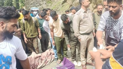 Doda Accident: भद्रवाह-पठानकोट मार्ग पर दर्दनाक सड़क हादसा, पांच की मौत, आठ घायल Doda Accident: Tragic road accident on Bhaderwah Pathankot road five killed eight injured