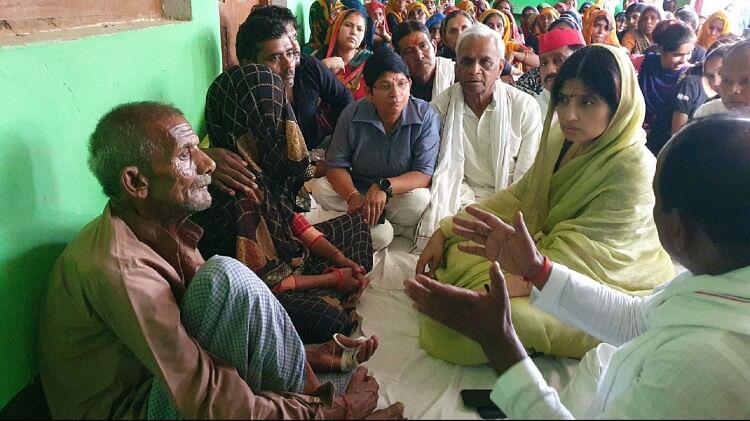 Mainupari Massacre: Mother Sharda Devi burst into tears while narrating the incident to Dimple Yadav;  MP caressed Shivveer’s children