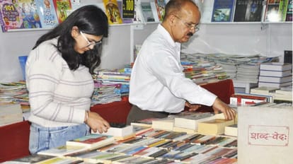 Shimla News: पुस्तक मेले में लोगों को लुभा रहा है शब्दवेद ग्रंथ, साढ़े आठ किलो वजन, चार हजार पन्ने shimla news: National Book fair in shimla shabadved granth price 6500 rupee