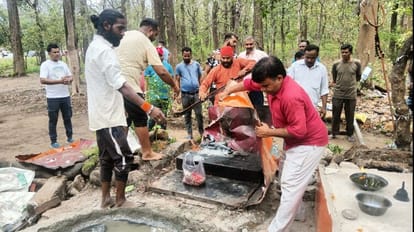 Dehradun: डोईवाला में प्राचीन शिव मंदिर तोड़ने पर हुआ विवाद, बड़ी संख्या में पहुंचे लोग, पुलिस तैनात Dehradun news Controversy over demolition of ancient Shiva temple in Doiwala police deployed