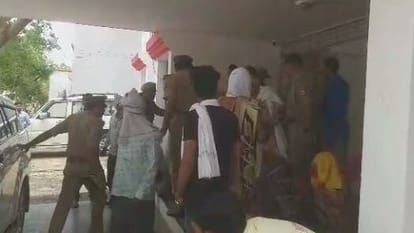 Sonebhadra: पिकअप चालक के अपहरण मामले में बड़ा खुलासा, रास्ते में बीयर पिलाकर किया ये काम, पुलिस हैरान! The pickup was taken on hire, killed the driver by drinking beer on the way, threw the dead body in the Ganges