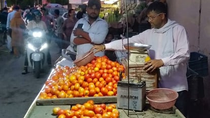 Vegetable Price Hike: बारिश के बाद उत्तराखंड में बढ़े सब्जियों के दाम, टमाटर हुआ और लाल, पढ़ें-रेट लिस्ट Vegetable Price Hike in Uttarakhand After monsoon first rain Read Rate list