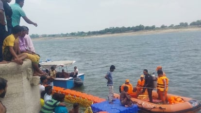 Varanasi: Youth drowned in Ganges at Trilochan Ghat, NDRF team engaged in search of dead body