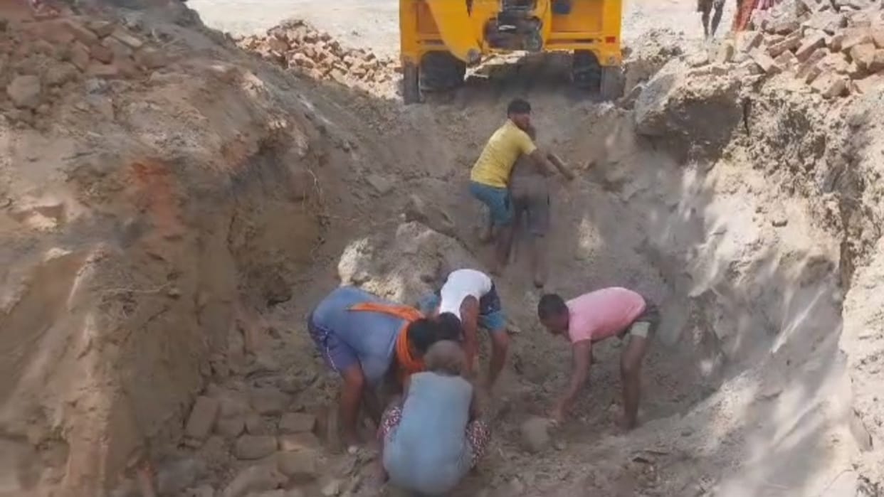 Accident at Nirmali railway station in Supaul, 2 laborers buried due to mudslide; pulled out with help of JCB