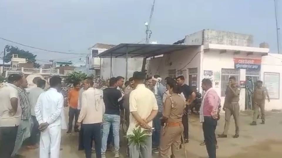 Father in law killed daughter in law by cutting her with an ax in Agra