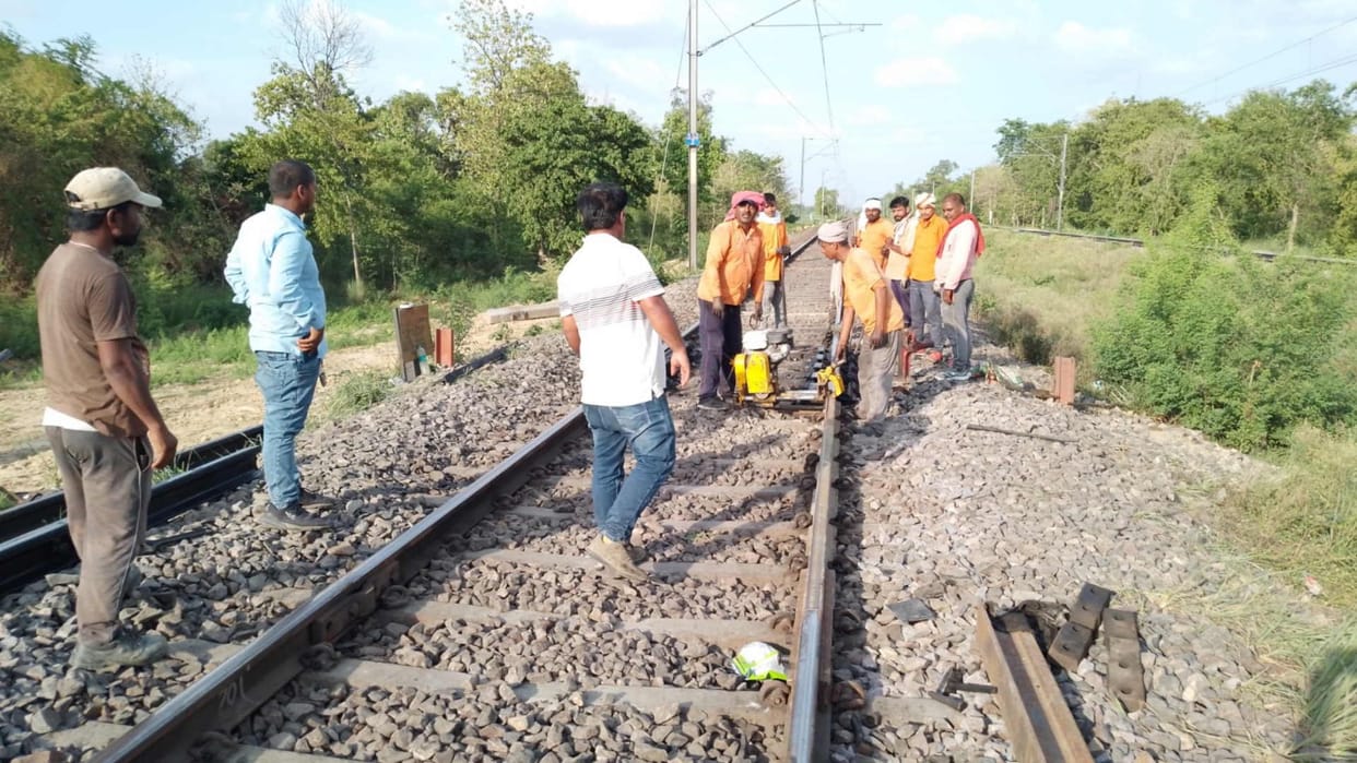 Vaishali Super fast express stopped for 37 minutes due Rail track between Chureb Munderwa got stuck
