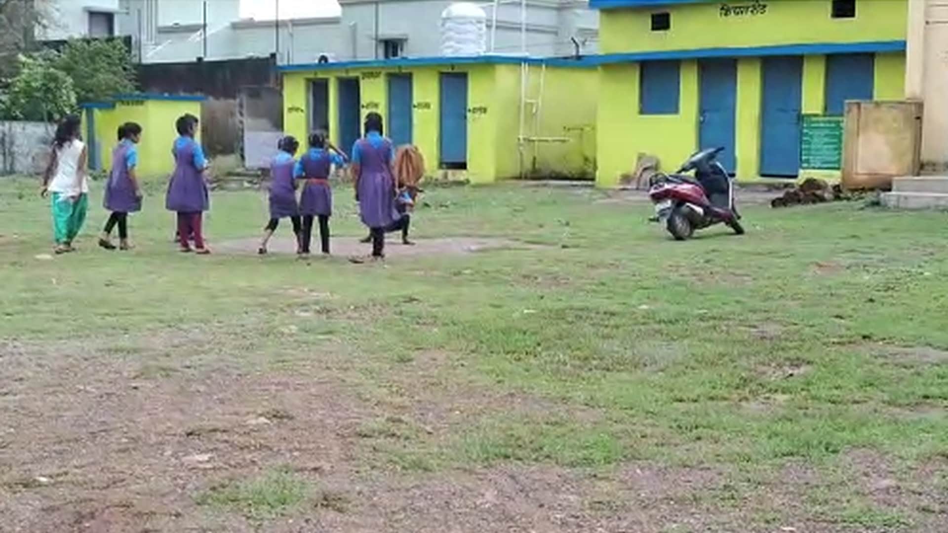 छत्तीसगढ़ के सरकारी स्कूलों में प्रवेश के लिए मारामारी मची है।