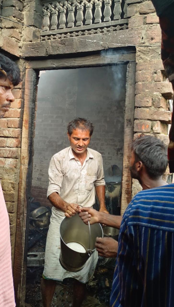 Gas cylinder burst with loud noise while cooking, roof of two-storey house blown off, created commotion