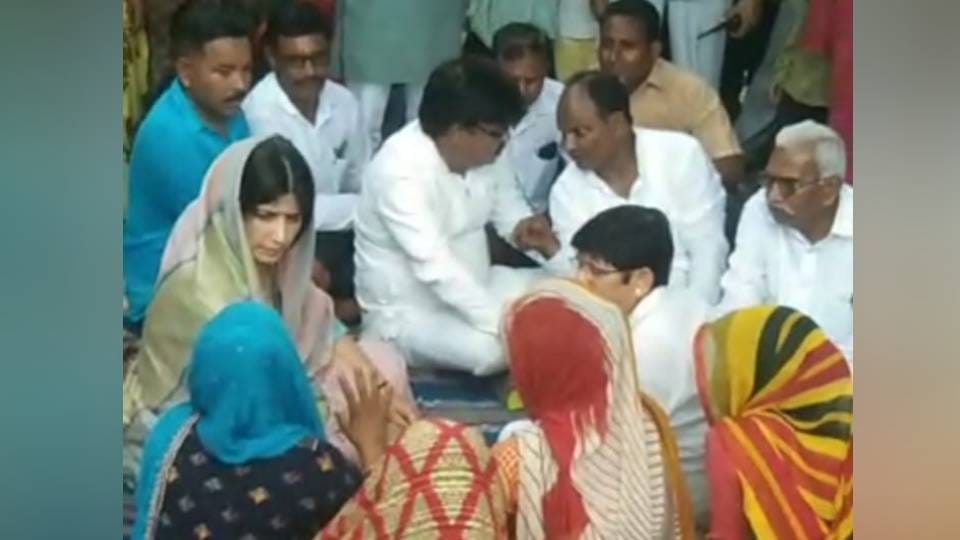 MP Dimple Yadav reached Mainpuri and console relatives of those who lost their lives in accident or murder