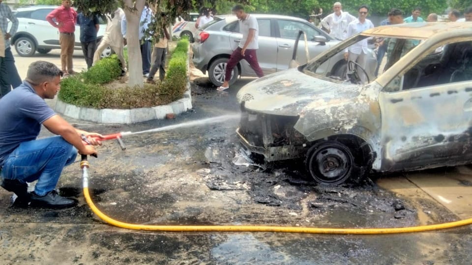 Fire broke out in car parked in parking lot of Consumer Forum premises in Kaithal