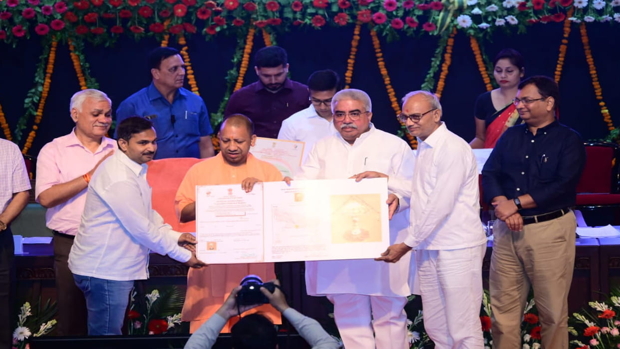 GI Tag: CM gave GI tag certificate to Shajar stone of Banda