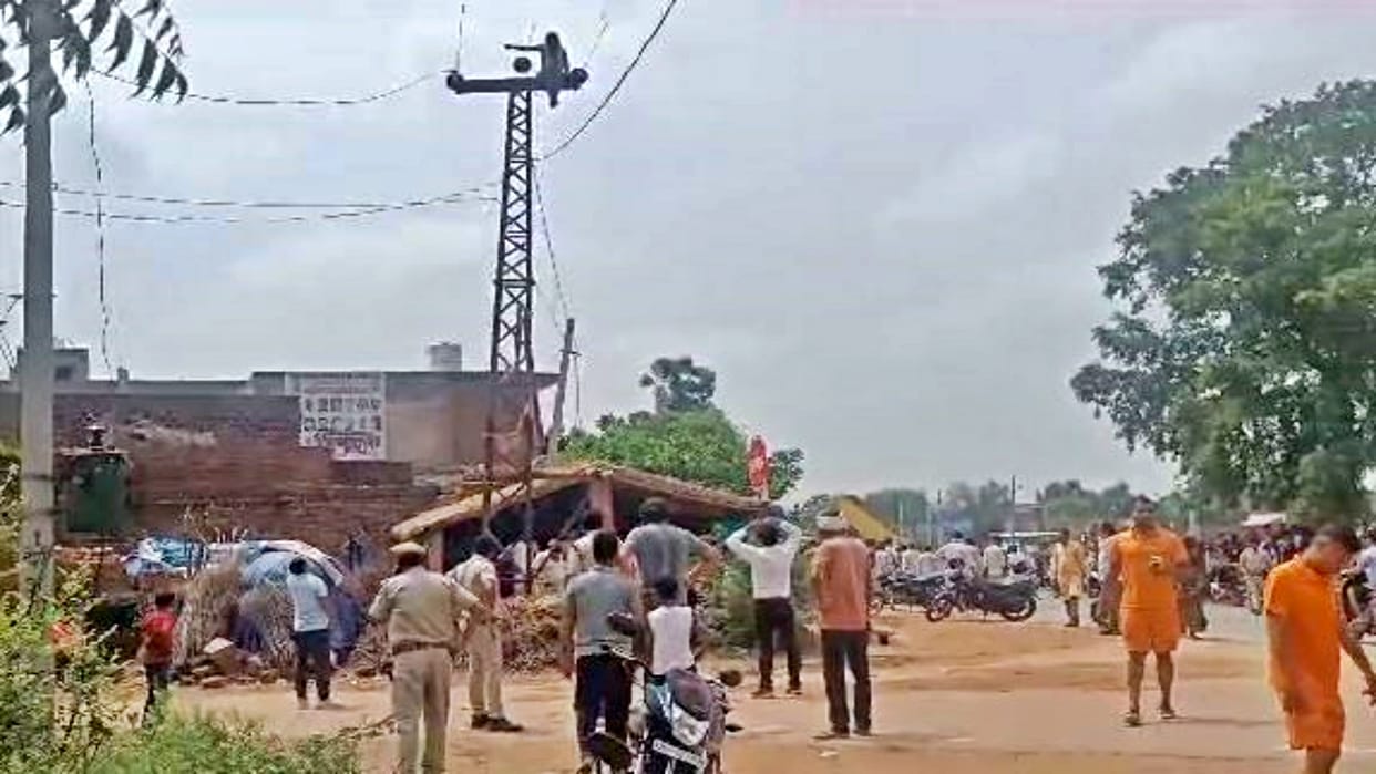 Youth climbed on 11000 KV electric pole in dispute over land distribution in Dholpur