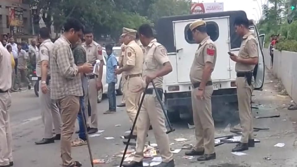 Clash between Rampal s followers and local people in Vivek Vihar Delhi