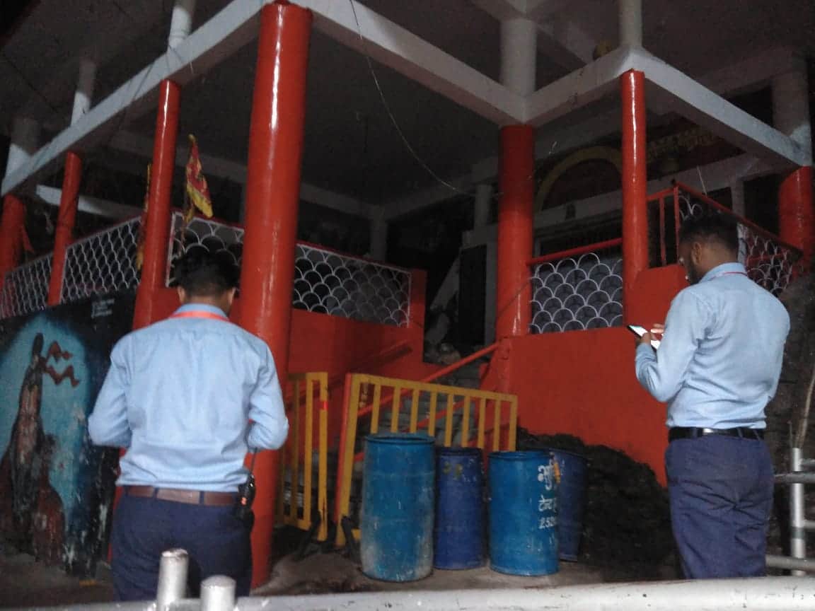 MP News: Rocks slipped on Dewas Mata Tekri, pillar of Hanuman temple also broken due to stone fall