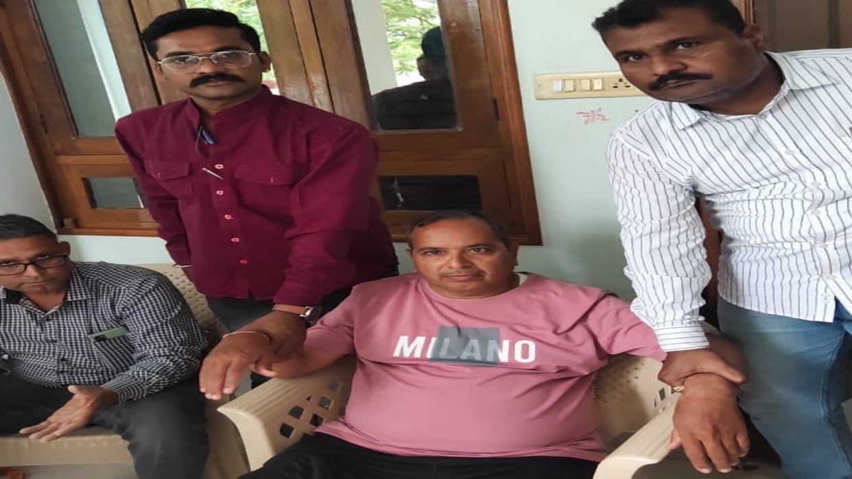 MP News Ujjain EOW big action Patwari caught red-handed taking bribe of 12 thousand in Dewas