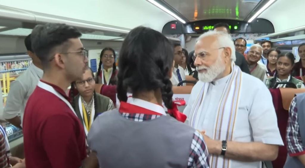 MP News: 11th student Priyanshi asked: When do you think about yourself, PM gave an inspiring answer