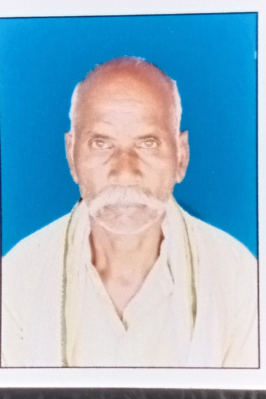 Sonbhadra News: Elderly working in the field died due to electrocution, the family members were in bad conditi