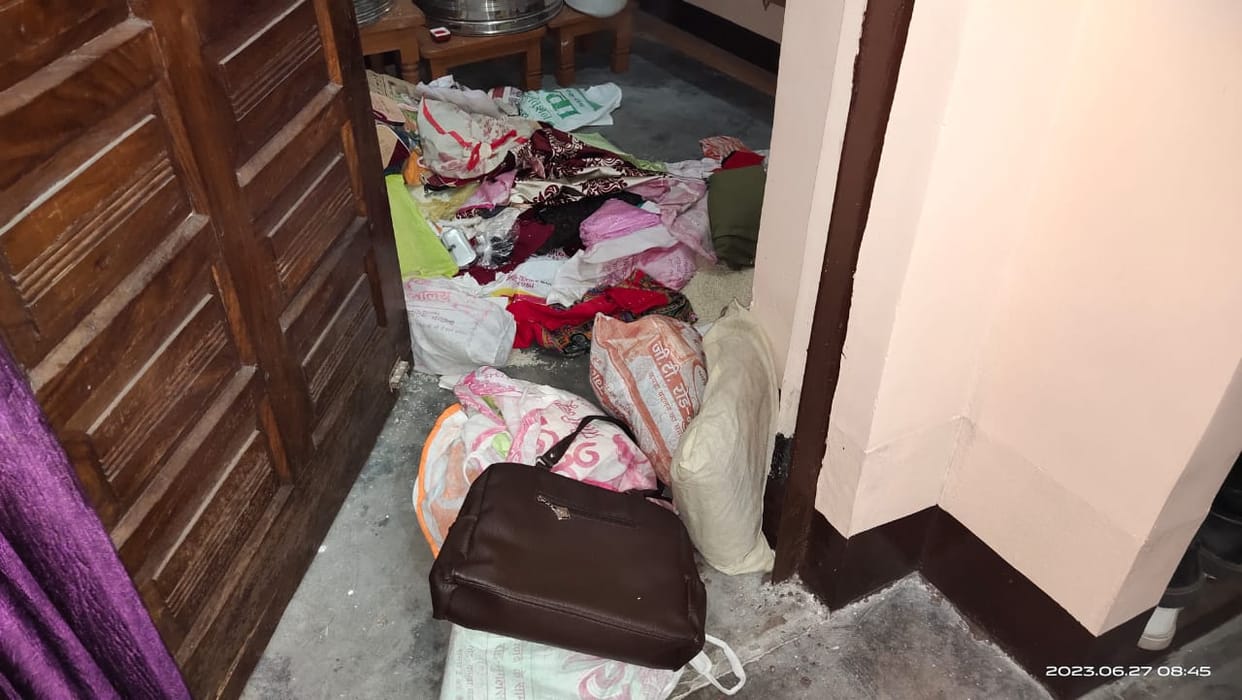 Thieves raid policeman's house: 20 lakh stolen by breaking 16 locks, created a stir, everyone lost their sense