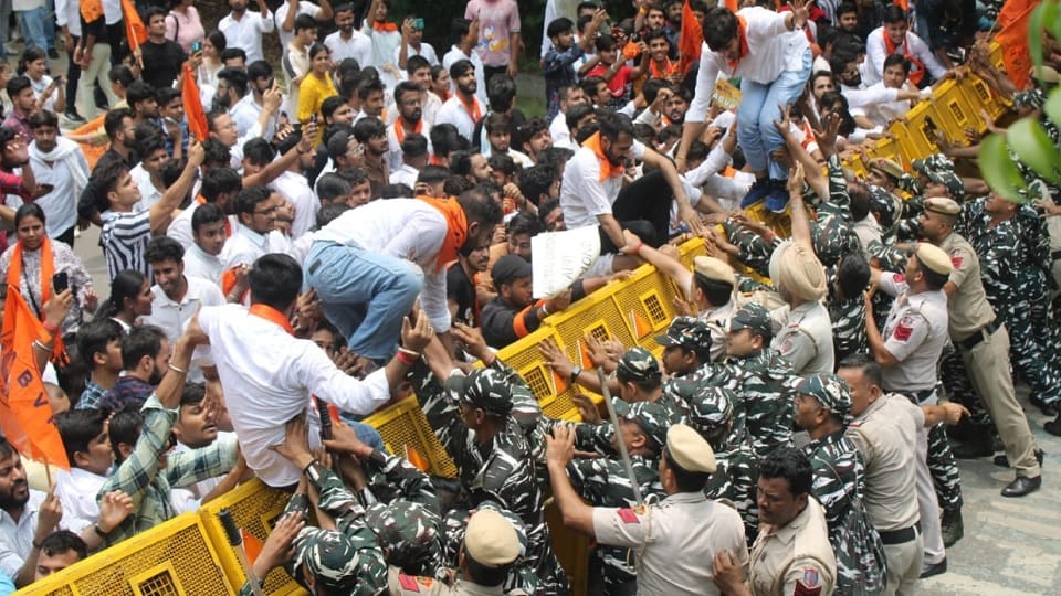 ABVP workers protest against Arvind Kejriwal