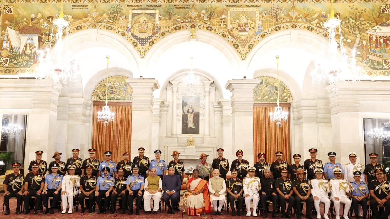 President confers Distinguished Service Awards on 84 serving and retired personnel pm modi update News Updates