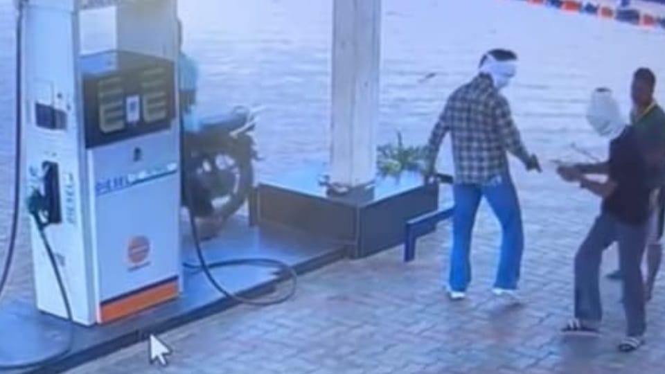 Loot with petrol pump worker after shooting in Amritsar