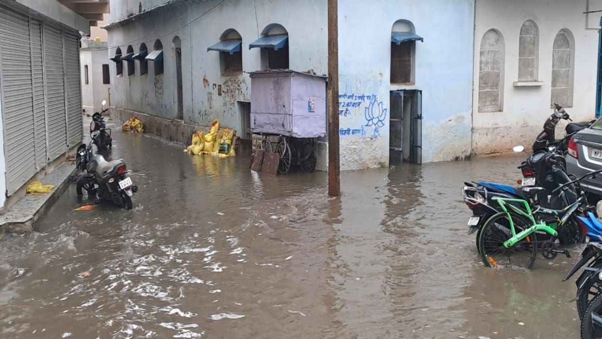 Rain In Damoh Flood-like situation Tendukheda bridge submerged in water for four hours houses filled with wate