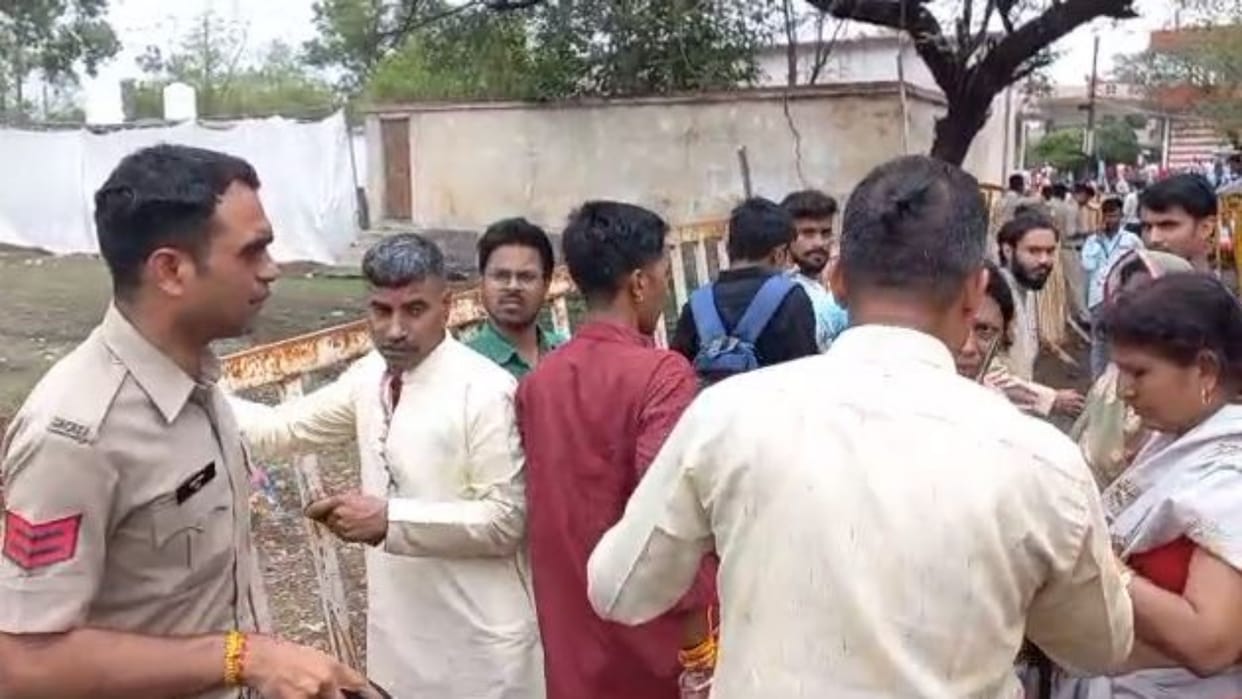 Rajgarh News Devotees were pushed out by the police from the story place of Dhirendra Shastri
