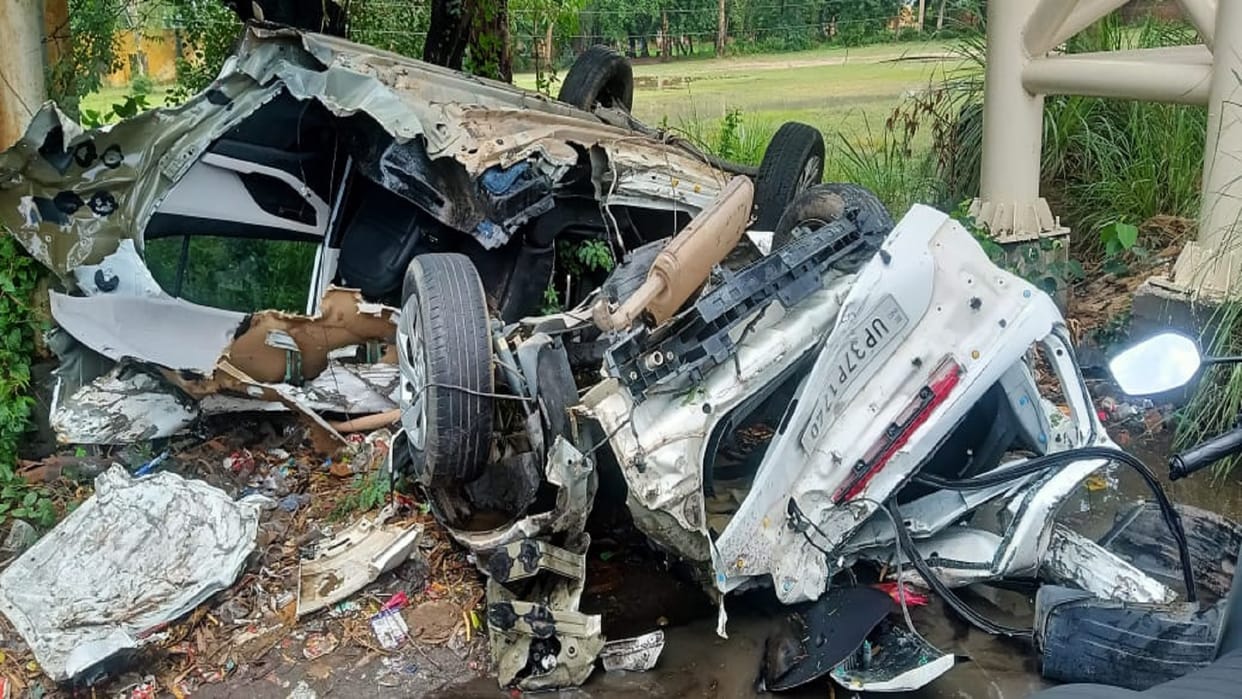 Uncontrollable car climbed on the divider near Chijarsi toll plaza in Hapur