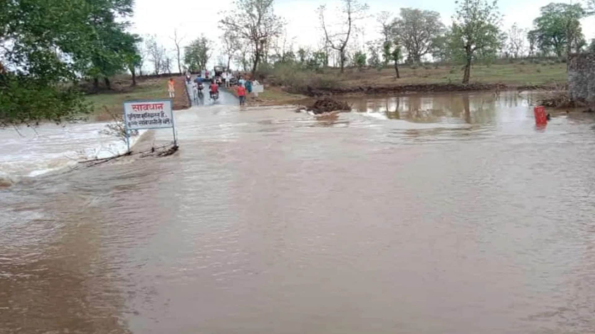 दमोह में बाढ़ जैसे हालात बन गए हैं।