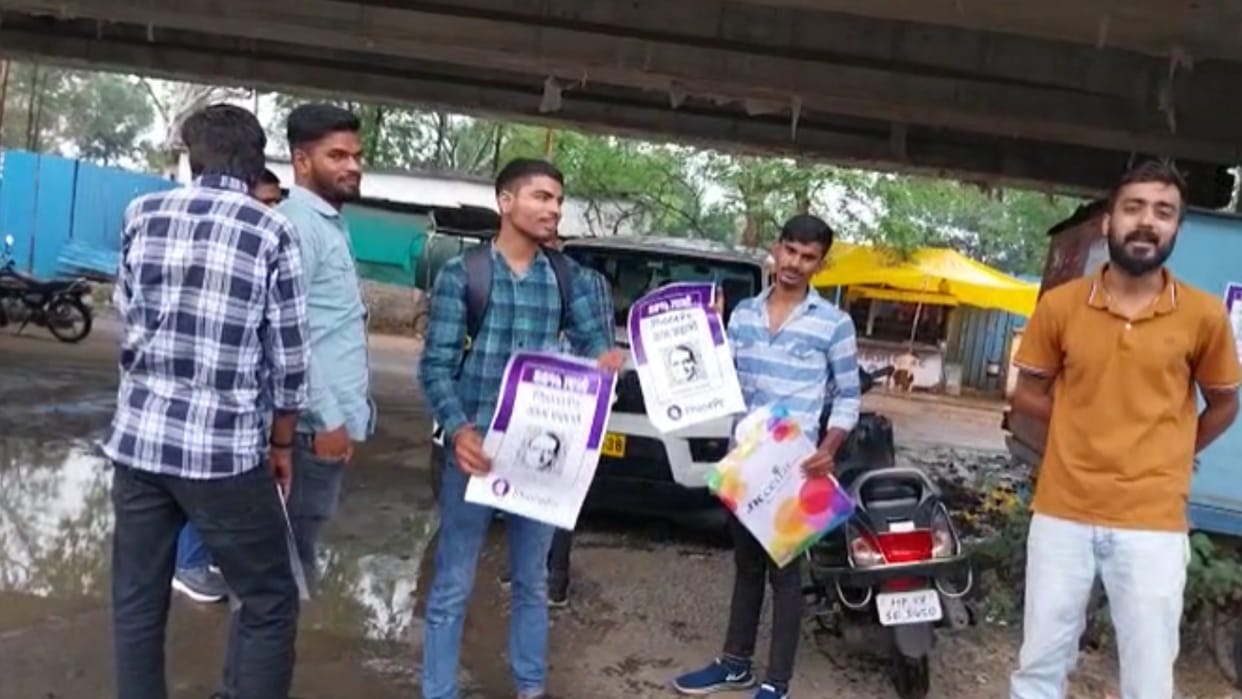 Chhindwara: BJP workers caught red-handed putting up CM's poster by NSUI workers, demanded registration of FIR