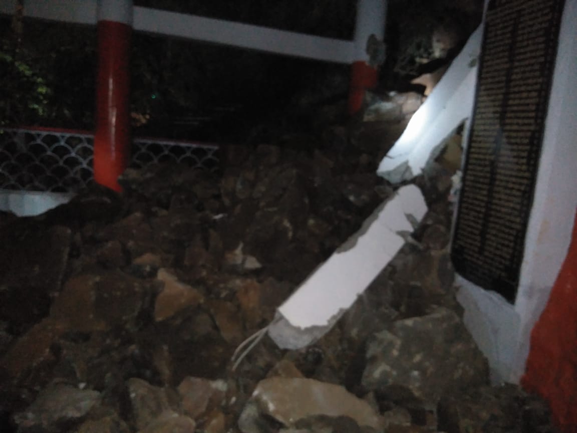 देवास माता टेकरी के हनुमान मंदिर में गिरे पत्थर और टूटा पिलर।