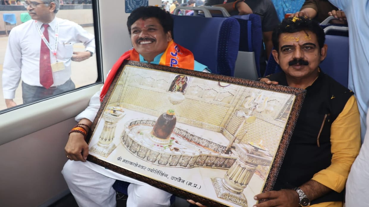 MP News Baba Mahakal MP Shankar Lalwani and Anil Ferozia welcomed from Ujjain in Vande Bharat train