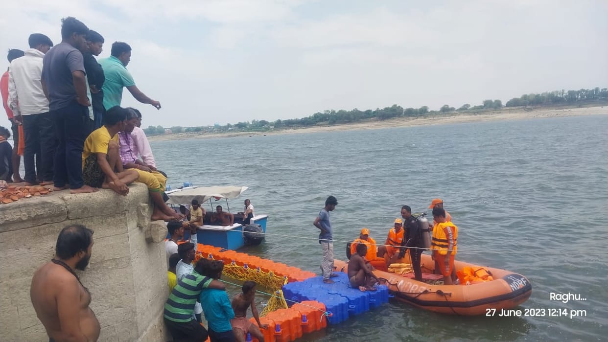 Varanasi: Youth drowned in Ganges at Trilochan Ghat, NDRF team engaged in search of dead body