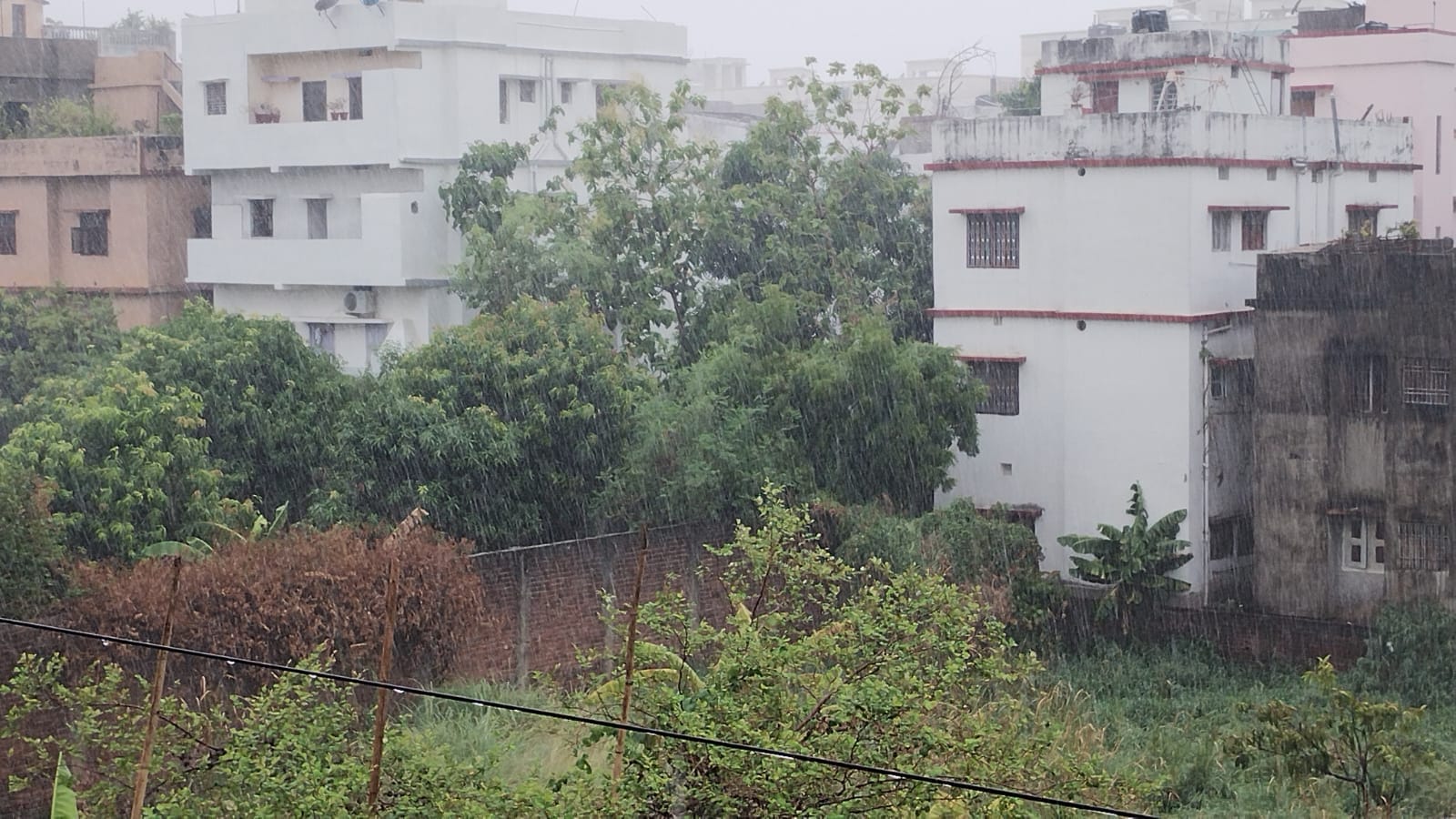 पटना के राजीव नगर इलाके में बारिश हुई।