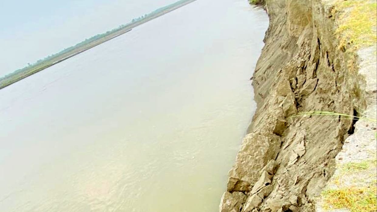 water level of Yamuna increased, erosion on the banks