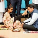 बच्ची ने पैर के अंगूठे से देवेंद्र फडणवीस को लगाया तिलक