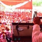 रैली को संबोधित करते कर्मचारी नेता।