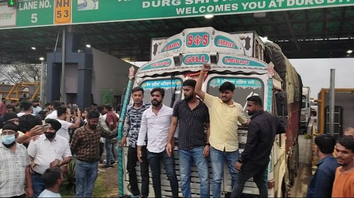 chhattisgarh congressmen ransacked toll plaza for collecting tax from local vehicles in Durg