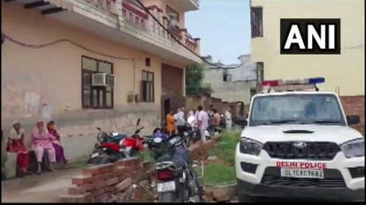 Delhi News: आपसी विवाद में नरेला में पत्नी की पेंचकस घोपकर हत्या, फिर पति ने फांसी लगाकर दी जान Delhi Couple found dead inside house in Swatantra Nagar under PS Narela