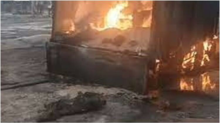 Rajasthan: जयपुर-अजमेर हाईवे पर 3 ट्रकों में लगी भीषण आग, दो लोगों समेत 12 से ज्यादा मवेशी जिंदा जले Fierce fire in 3 trucks on Jaipur-Ajmer highway more than 12 cattle including two people burnt alive