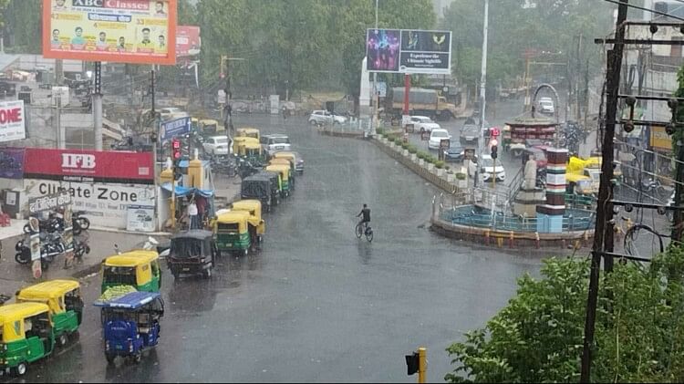 Gorakhpur Monsoon: गोरखपुर में झमाझम बारिश से मौसम हुआ सुहाना, लोगों को गर्मी से मिली राहत