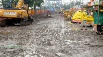 Ujjain: महाकाल मंदिर में भारी पड़ रहीं अव्यवस्थाएं, कोटितीर्थ का पानी मार रहा सड़ांध, कीचड़ से भरा मंदिर पहुं Disorders in the Mahakal temple, Kotitirtha's water is rotting, the approach road to the temple full of mud