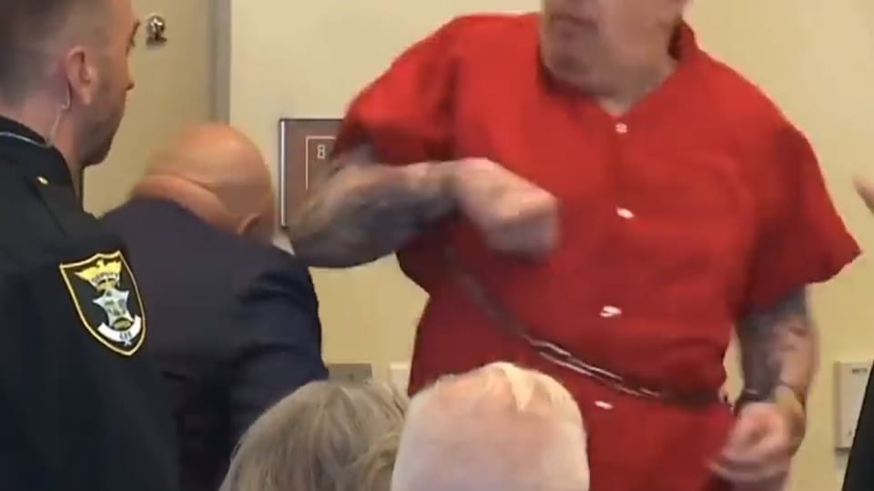 USA News Murder Accused Punches Lawyer in Supreme Court After Being Sentenced to Death Watch Video