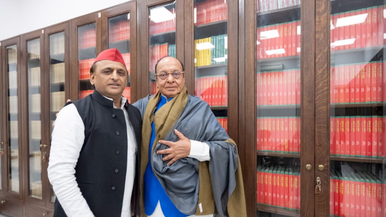 Shankar Singh Vaghela meets to Akhilesh Yadav.