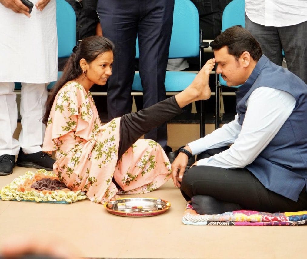 divyang Girl applying tilak on maharashtra deputy CM Devendra Fadnavis Forehead see viral video