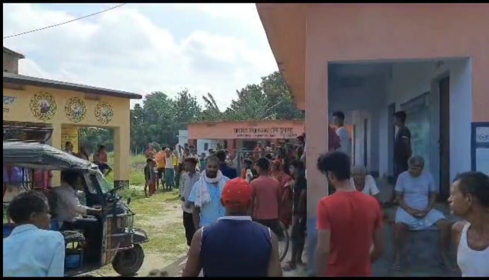 Bihar: Youth consumed poison in Begusarai, Poison found near dead body in school campus.Bihar news