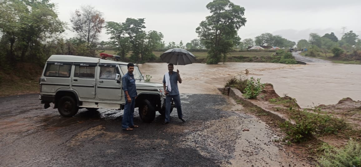 Damoh Rain: Pathaghat bridge submerged due to incessant rains in Damoh, 18 villages lost contact