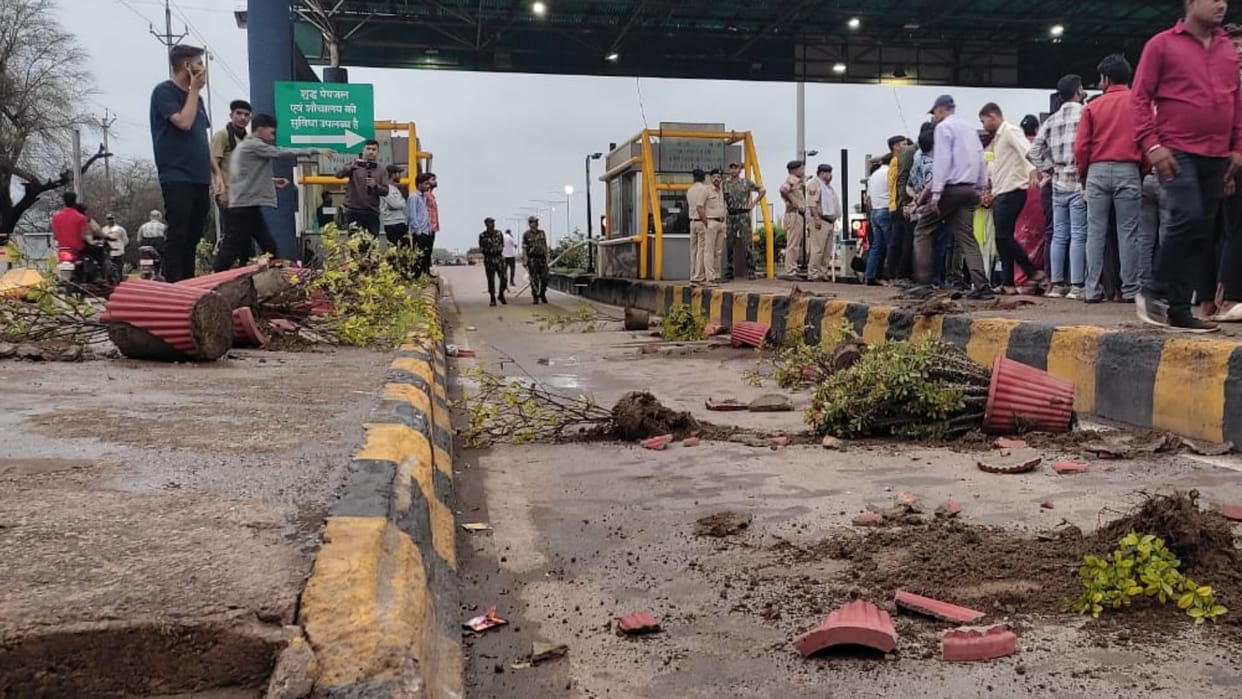 chhattisgarh congressmen ransacked toll plaza for collecting tax from local vehicles in Durg