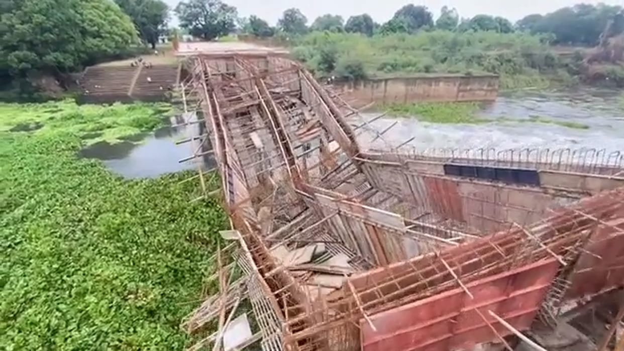 bridge being built at 16.40 crores was washed away in the first rain in durg
